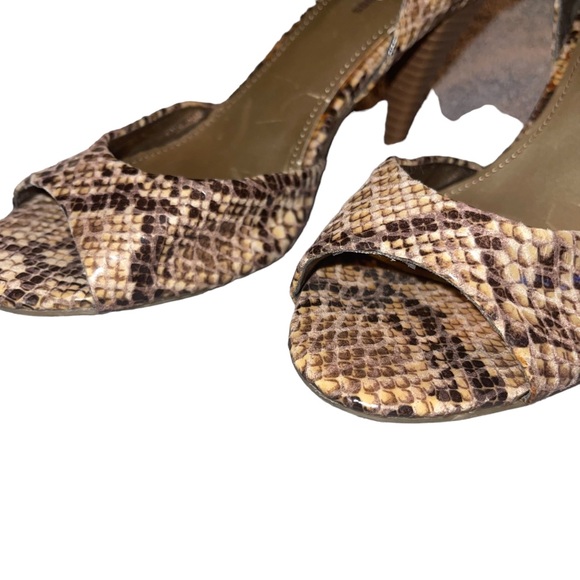Fergalicious Faux Snakeskin Ankle Strap Heels Side Zipper 4” Heels Size 7.5” - Picture 8 of 10